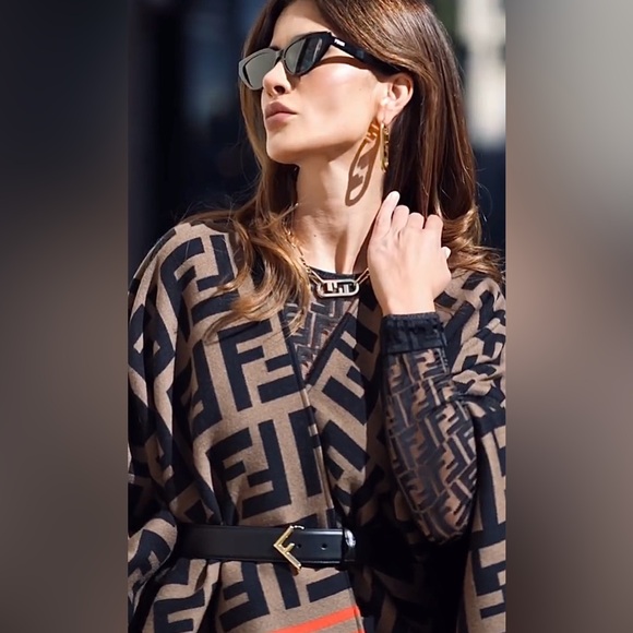 NEW Fall 25’ FENDI Roma 🤍 New w/ Tags Reversible Shawl Brushed Poncho Scarf Wrap - Picture 5 of 16